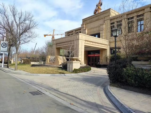 从现场来看,天房樾梅江的工地上,矗立着多个塔吊,各楼栋防护网完好