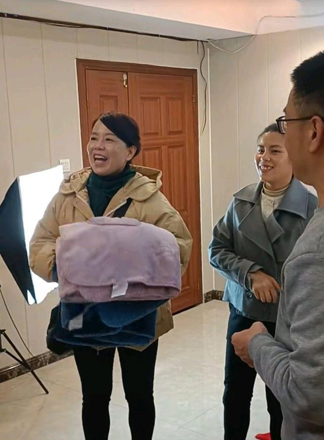 许妈探访开封舅舅专场现场感谢粉丝支持家纺带货舅舅被迫缺席