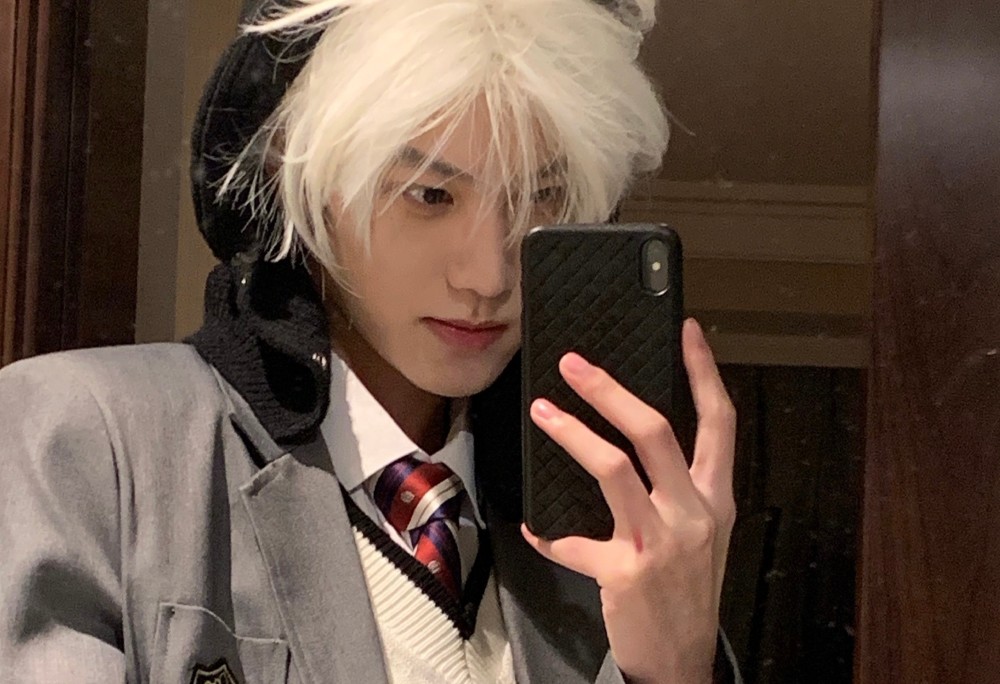 张人0直播秀腹肌用画笔描出八块腹肌果然脸好看才是王道