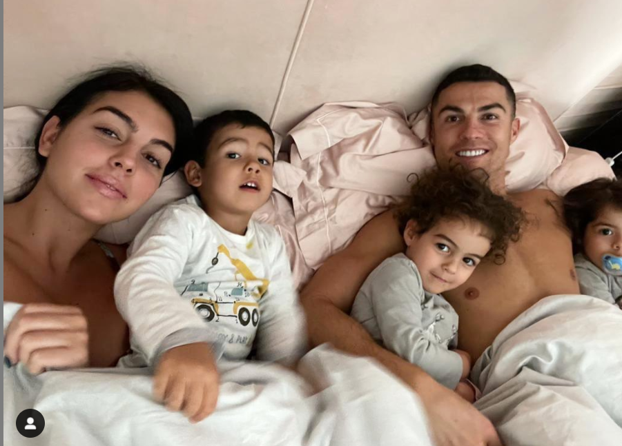 c罗和乔治娜或将迎来龙凤胎,四个娃投票"猜"性别,场面温馨_腾讯新闻