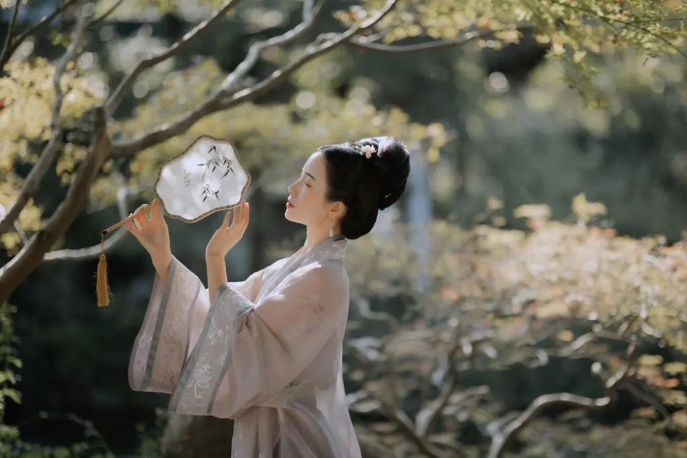 江南女子精致侧颜唯美古风