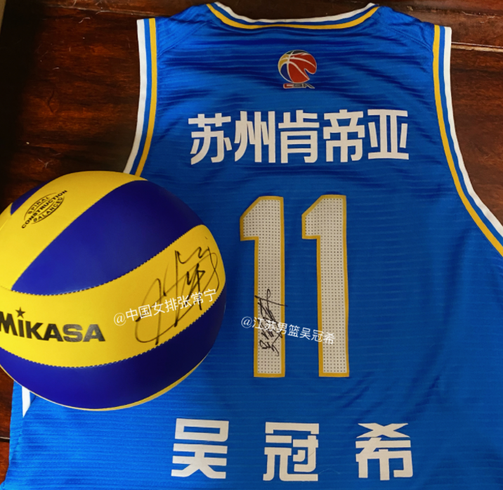 张常宁夫妻再亮相长腿抢戏签名送队服与2人合影什么体验