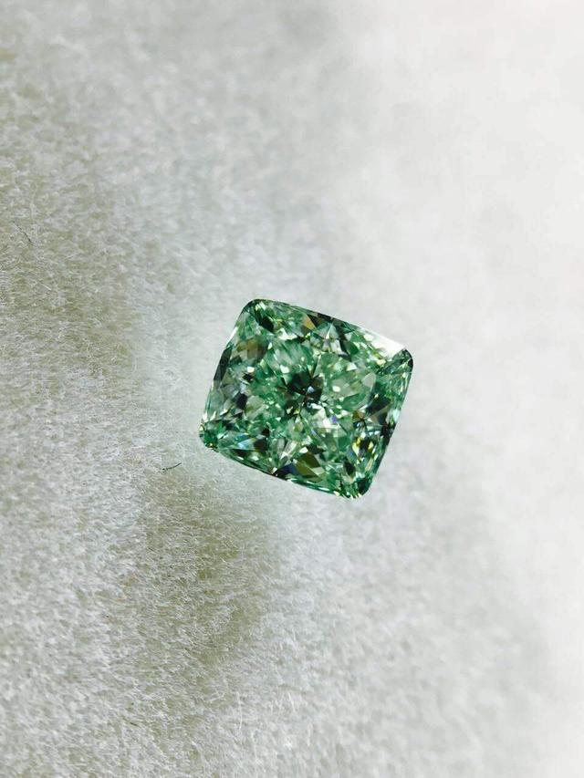与其他有色钻石相比,绿色钻石是最稀有的.