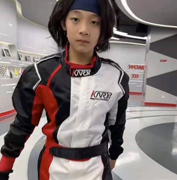 c少金遥瀚应该是四个孩子中颜值最高的一个虽然他总是一头秀发看上去