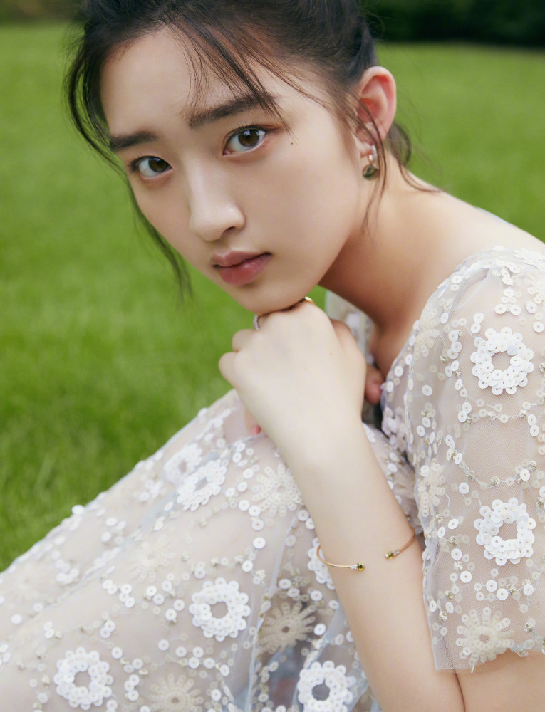 邓恩熙00后小花