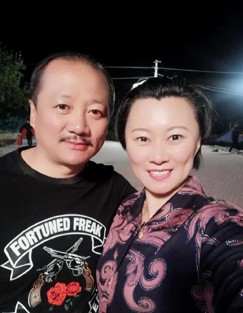 后来背着孙小雨又把搭档王小华给哄到了手,也成了夫妻关系,闫光明想当