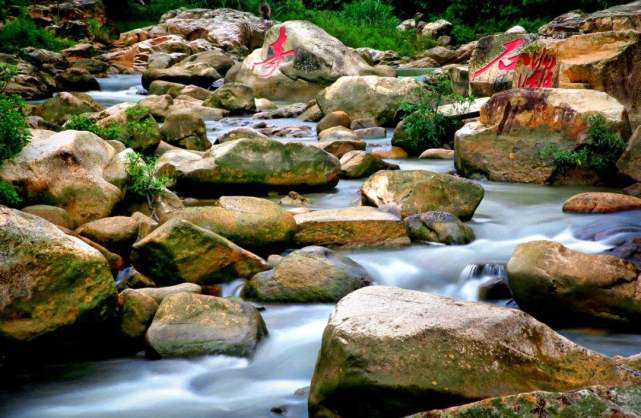 第二天一大清早,高文远与李忠二人乔装打扮一番后来到街上明察暗访.