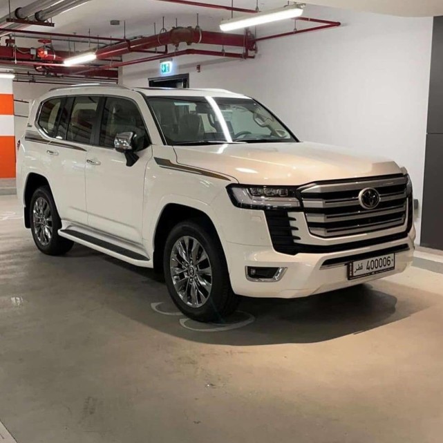 硬派的越野范更加霸气全新丰田兰德酷路泽街拍