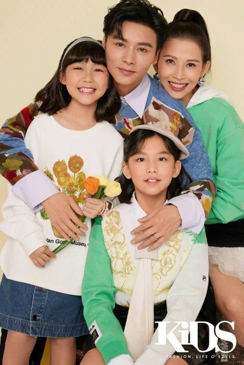 张晋蔡少芬一家五口新年全家福曝光梵高色彩充满童趣与温馨小儿子吃