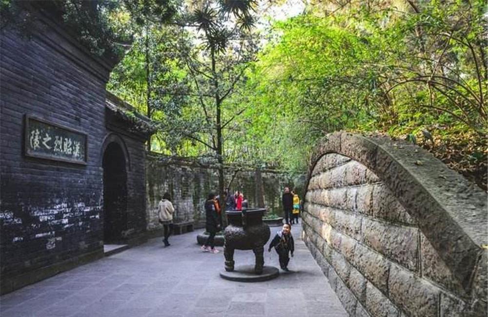 成都武侯祠的刘备墓是否是真的,又为何会在闹市区?对此你怎么看