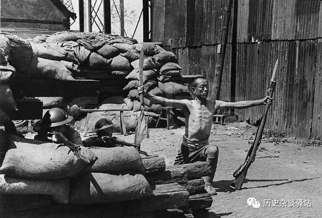 看图读史一张真实的抗战照片除了看到中国军人的勇气还看到了心酸