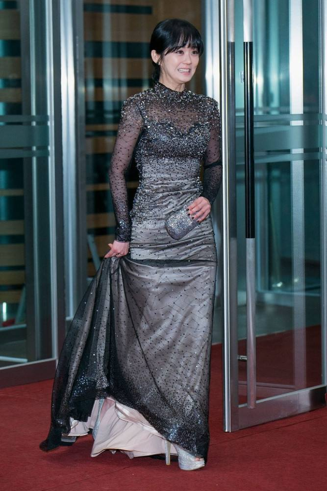 看不出张娜拉只有163cm,穿拖地裙身材挺高级,齐刘海真减龄插图1