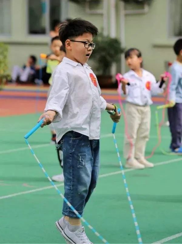 小学生跳绳比赛火了,裤子滑到膝盖都没停,获第一被怒赞能成大事