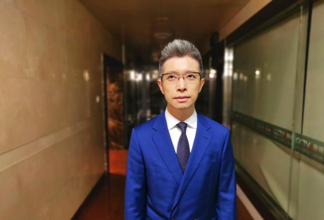 朱广权:央视坐了3年冷板凳,42岁婚姻成谜,从吉林走出的段子手