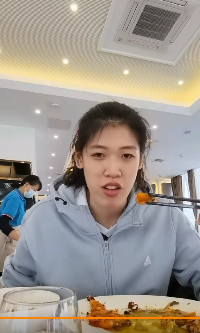 李盈莹做午饭吃播,爱吃肉喝可乐不爱吃菜,啃大虾太快咬嘴_腾讯网