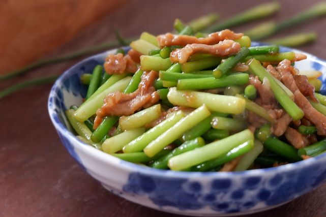 經典家常菜蒜薹炒肉絲這樣做蒜薹口感清脆還不硬