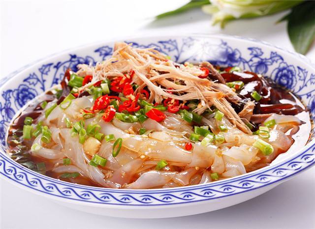 这道菜鸡丝鲜嫩拉皮滑筋下酒佳肴