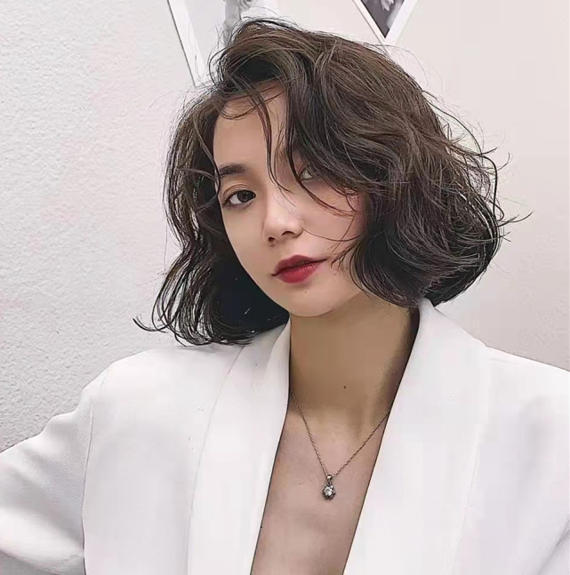 五六十岁的女人别乱染发这三种发色显白又高级减龄又显气质