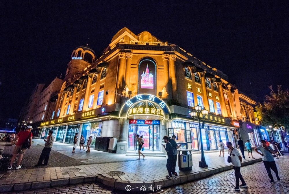 哈尔滨市区免费的4a景区夜景梦幻迷人很多游客来打卡
