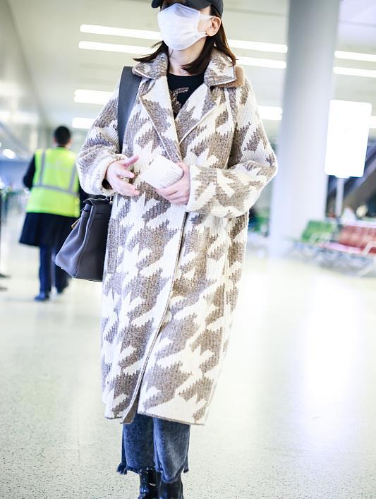 王琳穿大衣走机场配牛仔裤短靴中年女人这样打扮漂亮又优雅