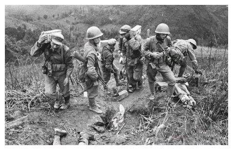 战役刚开始,波黑穆斯林的战士分出兵力,想偷袭塞尔维亚的重火力阵地.