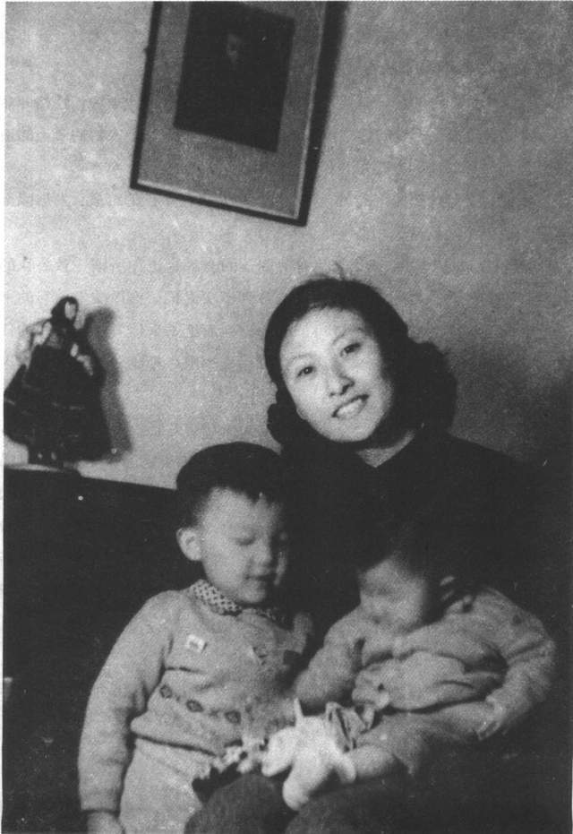 图 | 黄宗英和4岁的周民,1岁的赵桔合影如果周伟不是周璇的儿子,那么