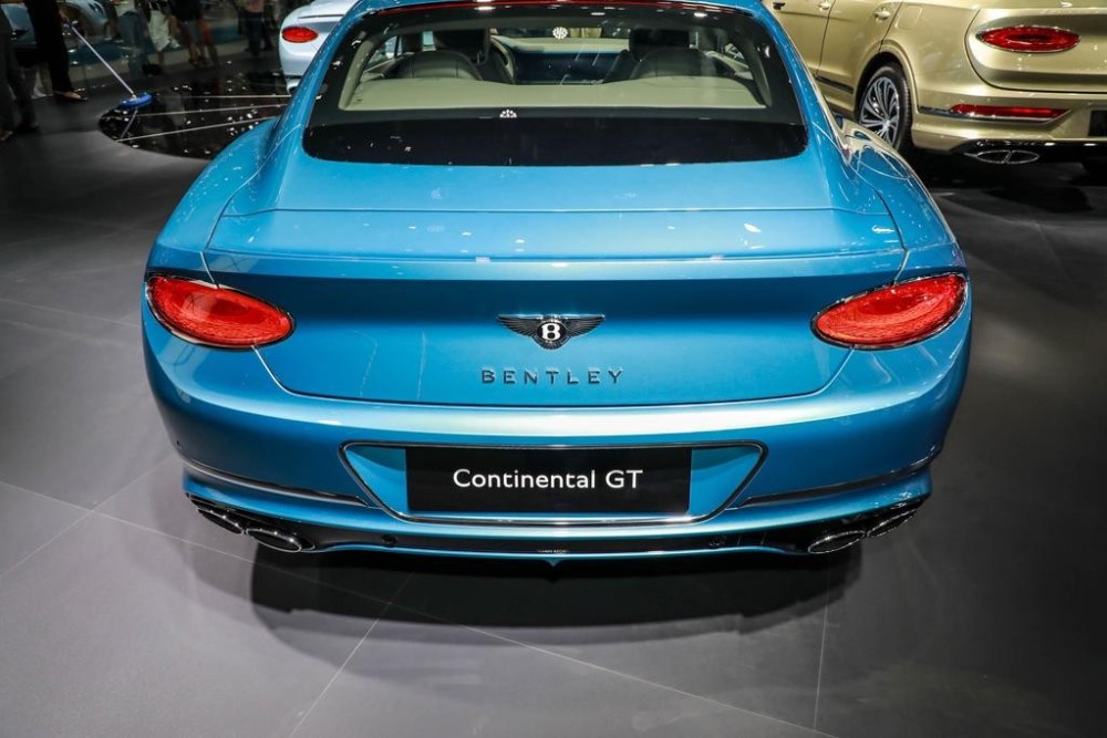 欧陆gt mulliner车身侧面以超塑成型技术打造出彰显速度的张力,且外后