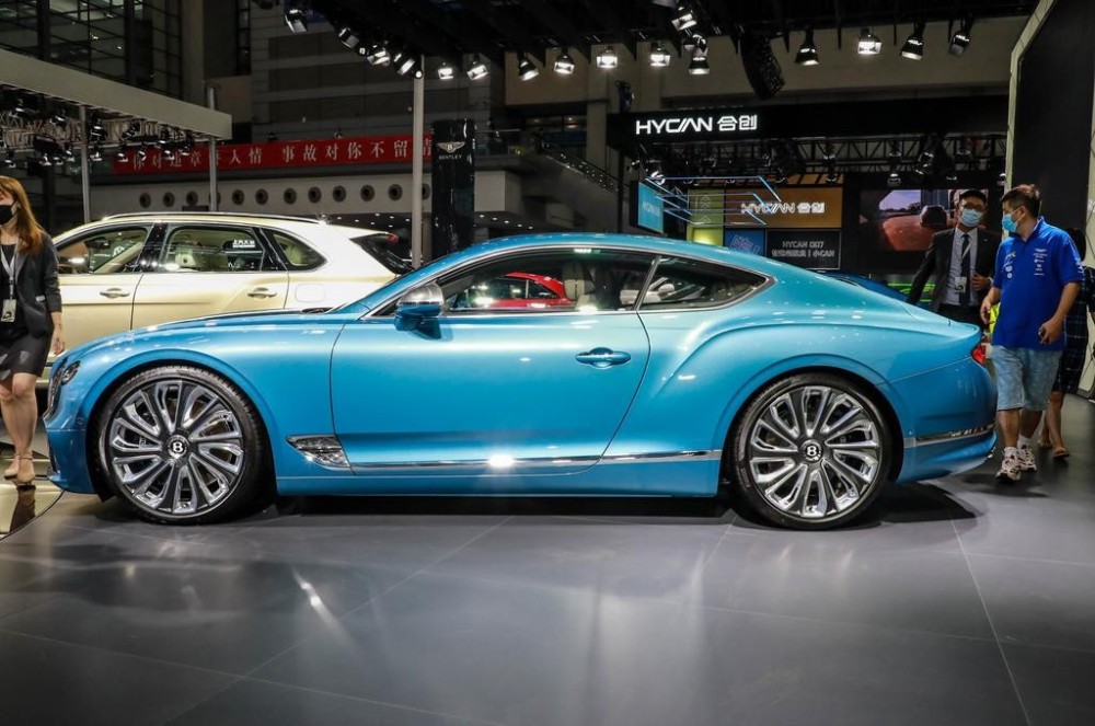 欧陆gt mulliner融合了mulliner系列很多独有的设计,前脸整体设计基于