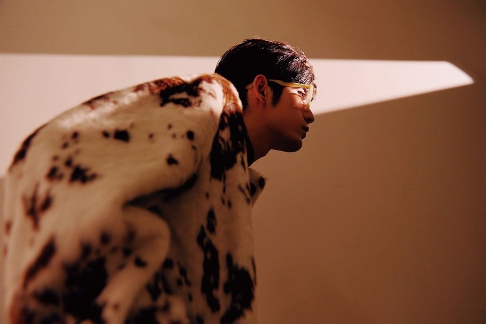 张颜齐摩登光影大片电影氛围拉满戴墨镜神秘侧脸时尚感足