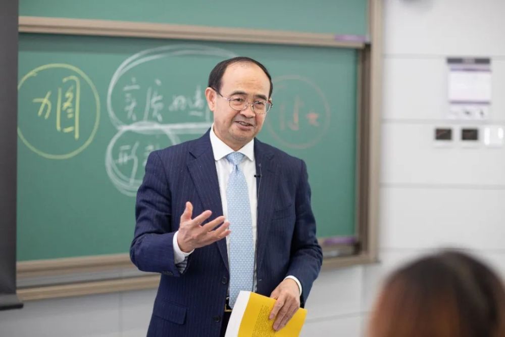 张明楷像兄弟姐妹一样与学生相处