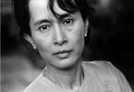 昨天缅甸国务资政昂山素季被换上囚服出庭接受审理