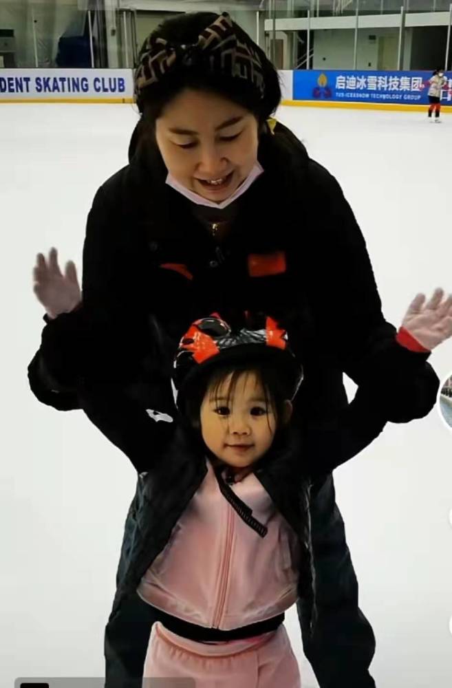 杜锋隔离期仍率队训练,4岁女儿罕见露面,已经开始练习游泳滑冰_腾讯