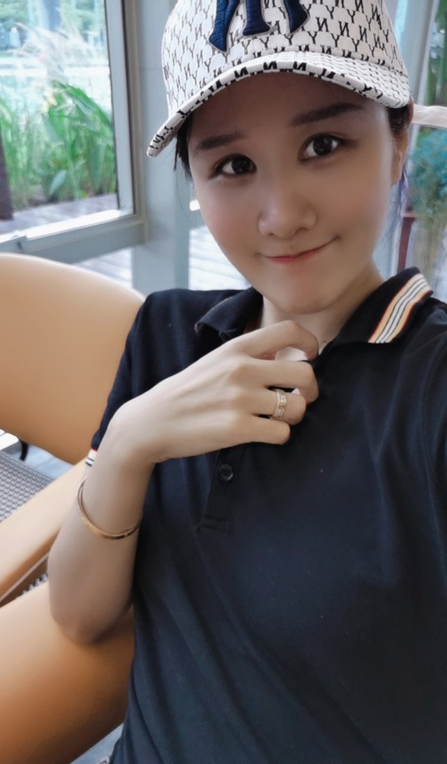 此外,马晨菲在婚后生下一子两女,不过两个女儿却很少露面.