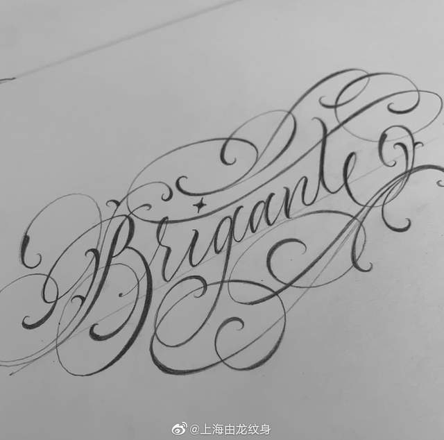 字母纹身可以依自身的想法和要求来布局图案的大小,相同的字母内容