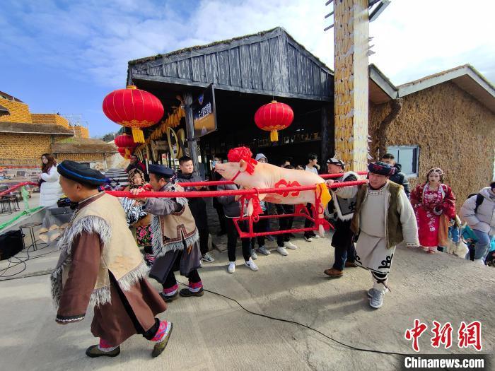 羌家年味儿浓四川北川杀年猪祭神灵吃刨汤庆丰收