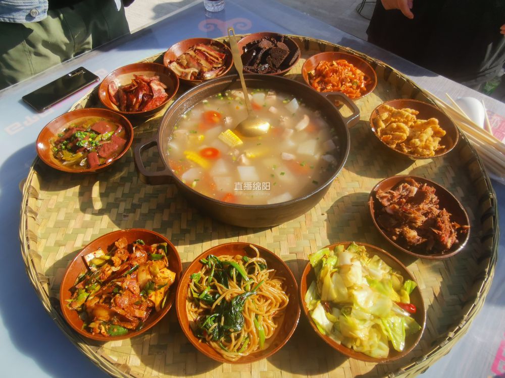 庆丰收吃刨汤记者vlog带你体验羌族元素