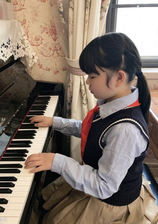 小小作曲家薛楚君作钢琴曲冬至日出致敬抗疫的人们
