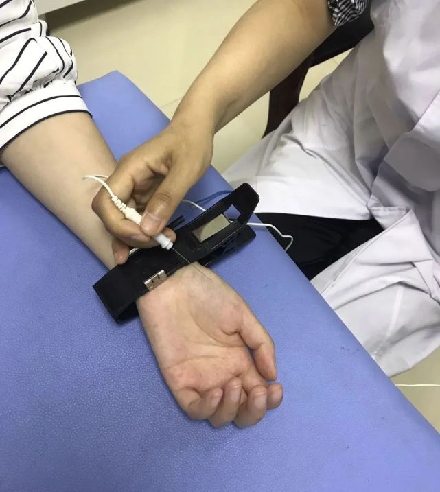 针极肌电图检查出现多汗,少汗,便秘,体位性低血压等自主神经症状可行