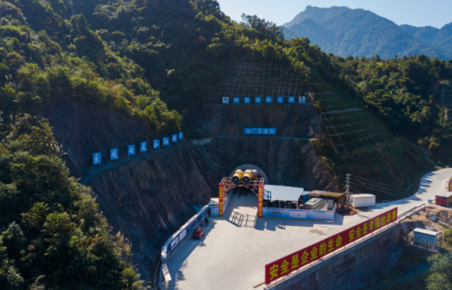 梅蓄電站,全名梅州抽水蓄能電站,其位於廣東省梅州市,該項目共有兩個