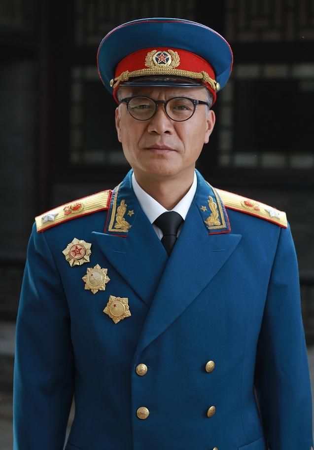 演完周总理,许文广新戏又演刘伯承元帅,特型演员表演值得他借鉴_腾讯