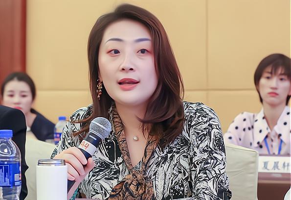 宗馥莉当年一意孤行换代言人被全网骂,现在才发现她原来是对的