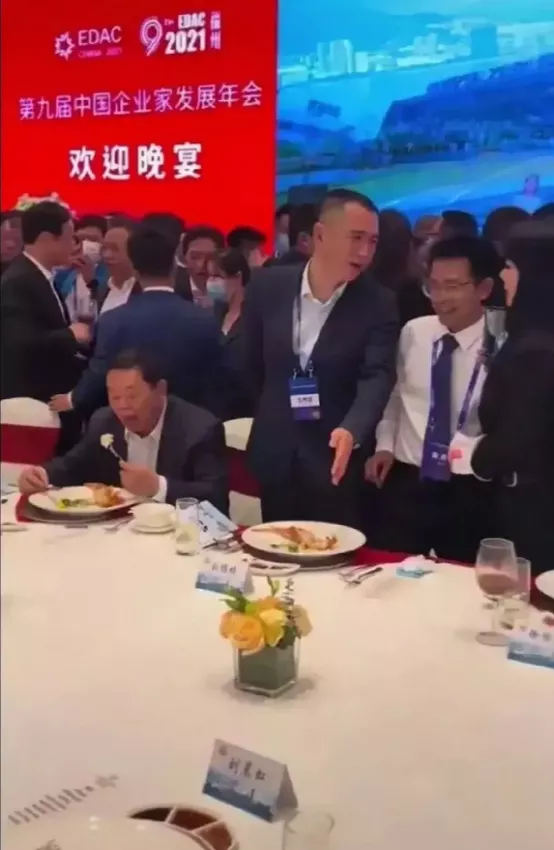 在一个企业家发展年会晚宴上,周围的人都在忙着建立社交,互加微信