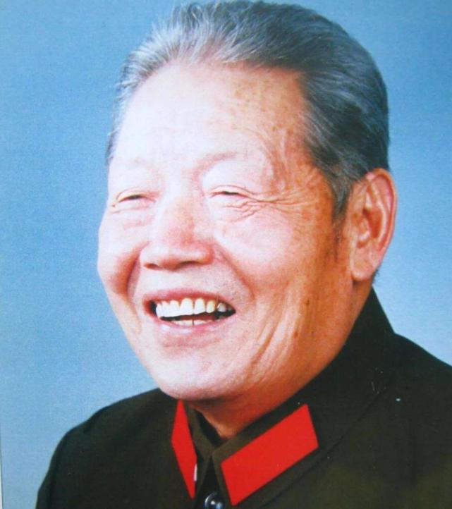 "值得一提的是,当时担任空军副司令员的成钧,曹里怀,邝任农,军衔都是