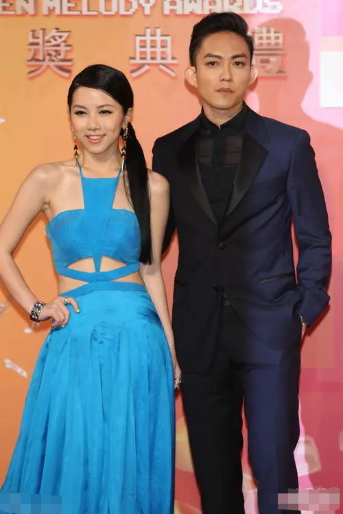 2016年,邓紫棋被曝撬闺蜜王灏儿的"墙角",与对方男友魏俊杰相恋,不过