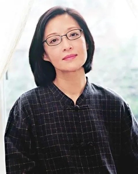 美貌不输林青霞,越老越通透的胡因梦不愧为"台湾第一美女"_腾讯新闻