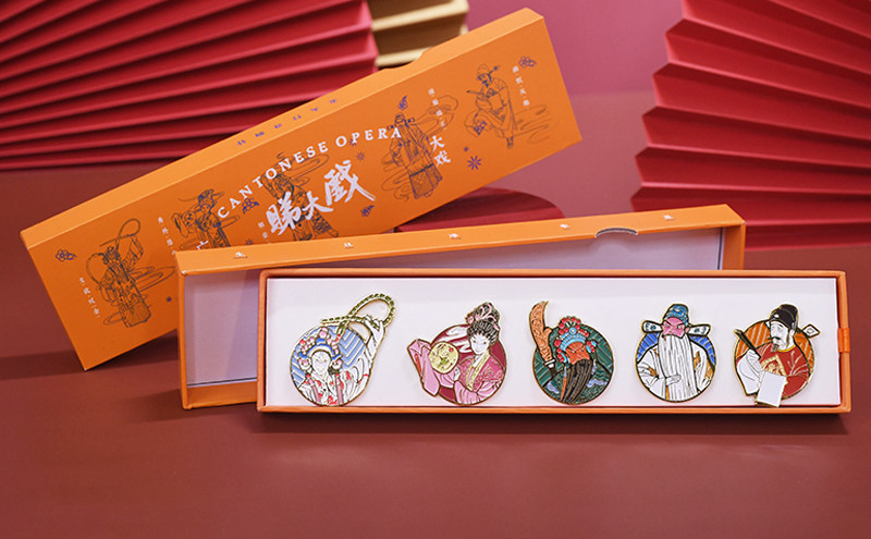 (行当胸针)第一福融合文创产品和创意文案,使非遗焕新,吸引年轻一代