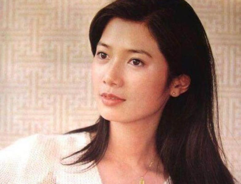 年纪渐大,李志舆也不再演戏,也不再演戏,他回到家里,和妻子享受一种