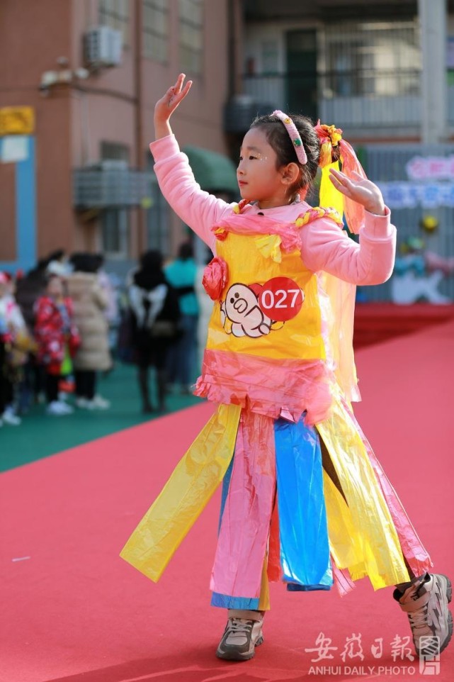 時裝秀活動,學生們把廢舊物品改造成有趣的服裝穿戴在身上裝扮自己,把