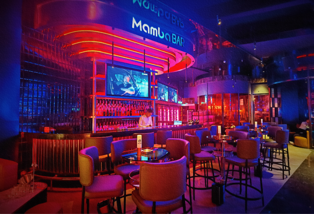 推开大门营造出了一种浓浓的赛博朋克风加上金属色的装置巨大且有延伸