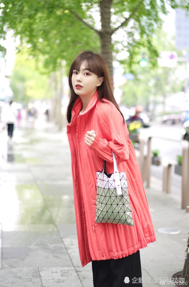 路人甲女生的快乐很简单拿着包逛街